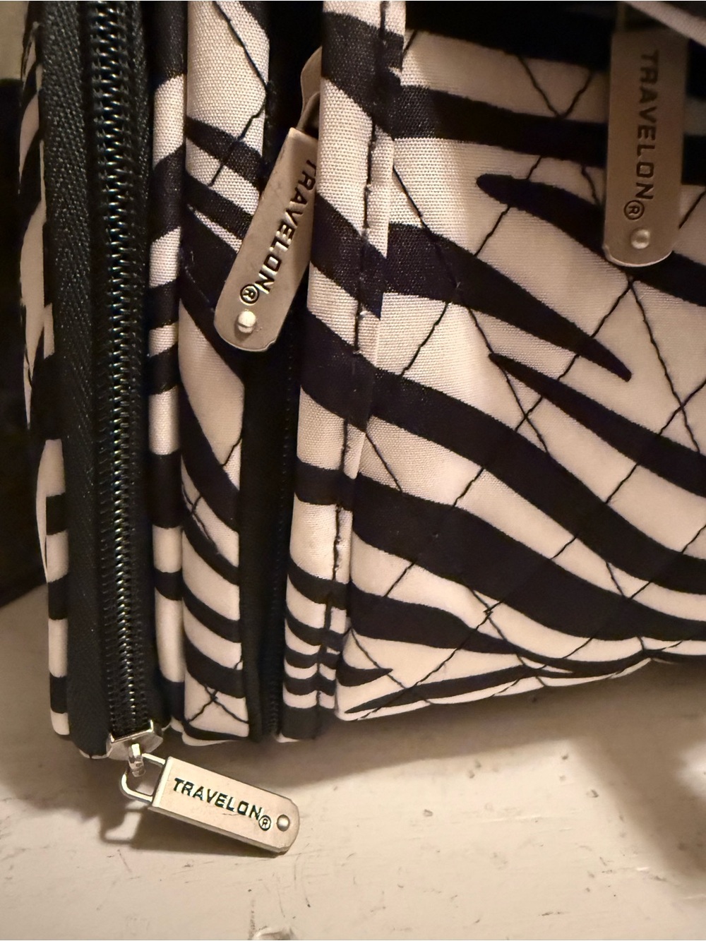 Travelon Black & White Zebra-Pattern Hanging Toiletry Organizer NWOT - Picture 2 of 8